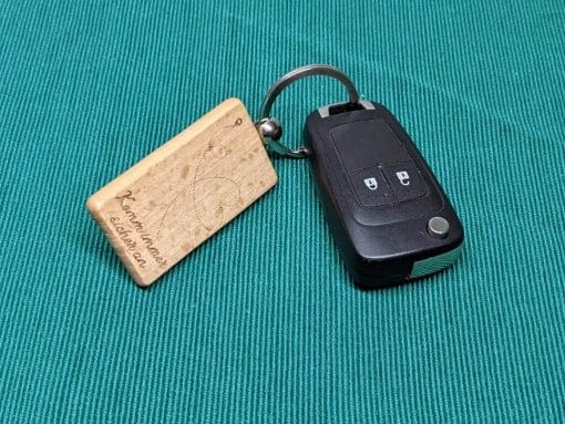 Schlüsselanhänger aus Holz mit Metallring. 31 x 55 mm mit Motiv nach Wunsch für das Schlüsselbund