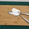 Schneidebrett aus Bambus, eckig 30x20 cm, mit Käsehobel und Käsemesser