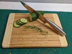 Hackbrett aus Bambus, eckig 32x24 cm, mit Gurke und Messer