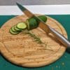 Schneidebrett aus Bambus, rund 30 cm Durchmesser, mit Gurke und Messer