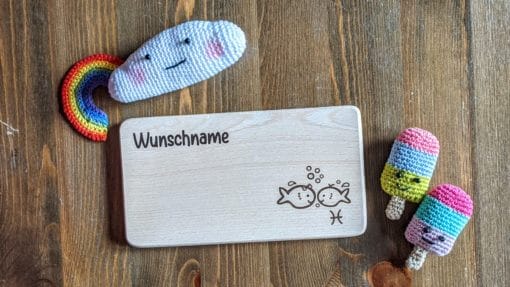Frühstücksbrettchen / Kinderbrett aus Holz / Sternzeichen Fische / graviert und personalisiert