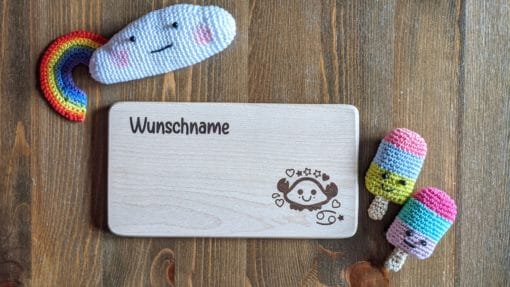 Frühstücksbrettchen / Kinderbrett aus Holz / Sternzeichen Krebs / graviert und personalisiert