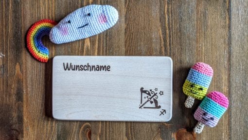 Frühstücksbrettchen / Kinderbrett aus Holz / Sternzeichen Schütze / graviert und personalisiert