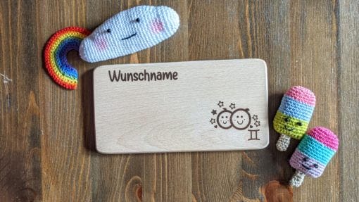 Frühstücksbrettchen / Kinderbrett aus Holz / Sternzeichen Zwilling / graviert und personalisiert