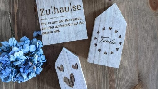 Holzhäuser graviert: Familie - Zuhause - Liebe - Herzen