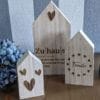 Holzhäuser graviert: Familie - Zuhause - Liebe - Herzen