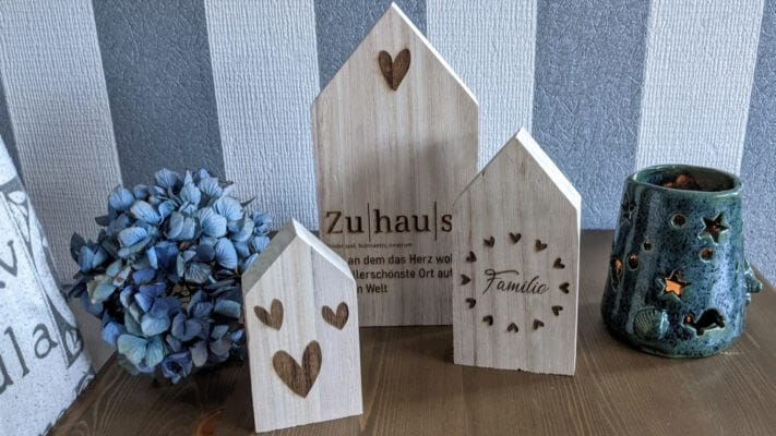 Holzhäuser graviert: Familie - Zuhause - Liebe - Herzen
